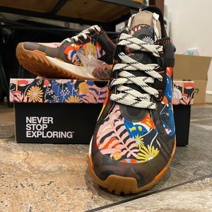 Women’s Vective Escape hiking trail shoes by The North Face size 7.5